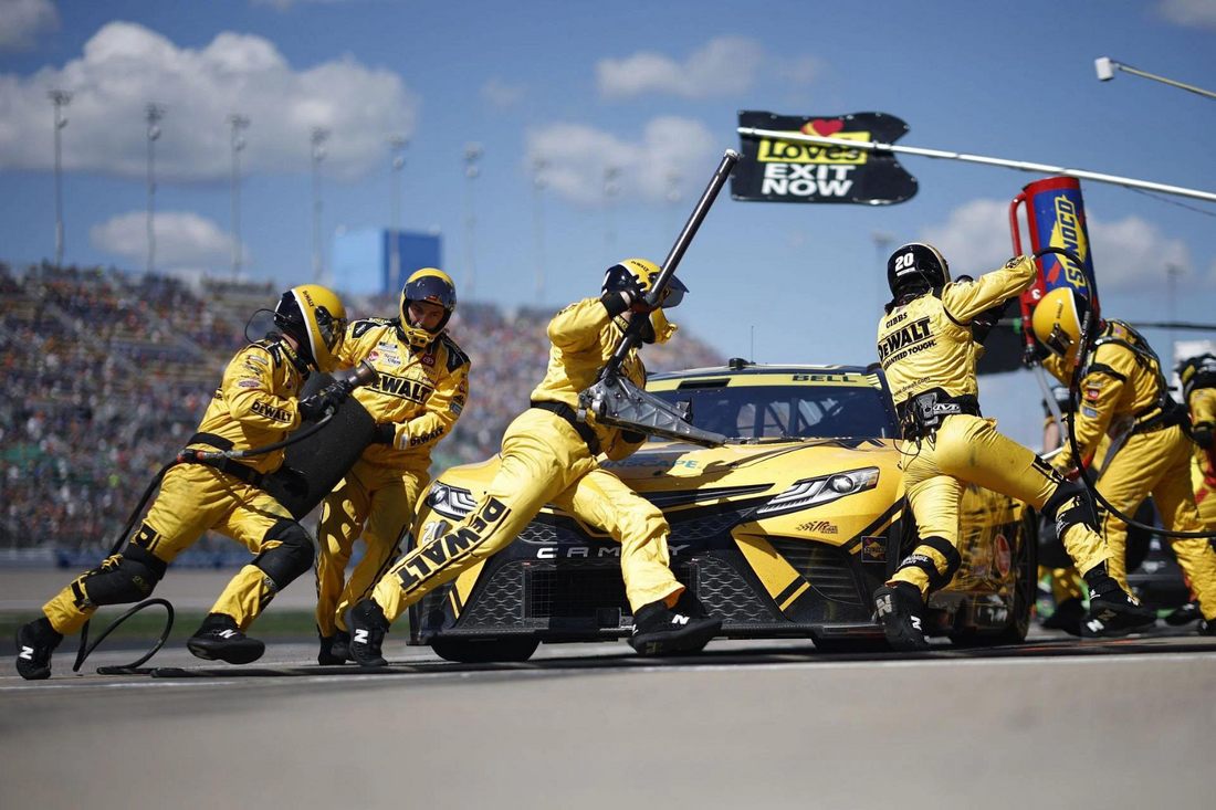 How much do NASCAR pit crews get paid?