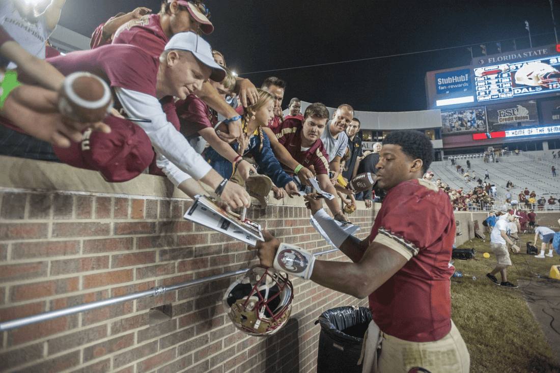 Is it possible to get autographs at a Football game? - Fan Arch