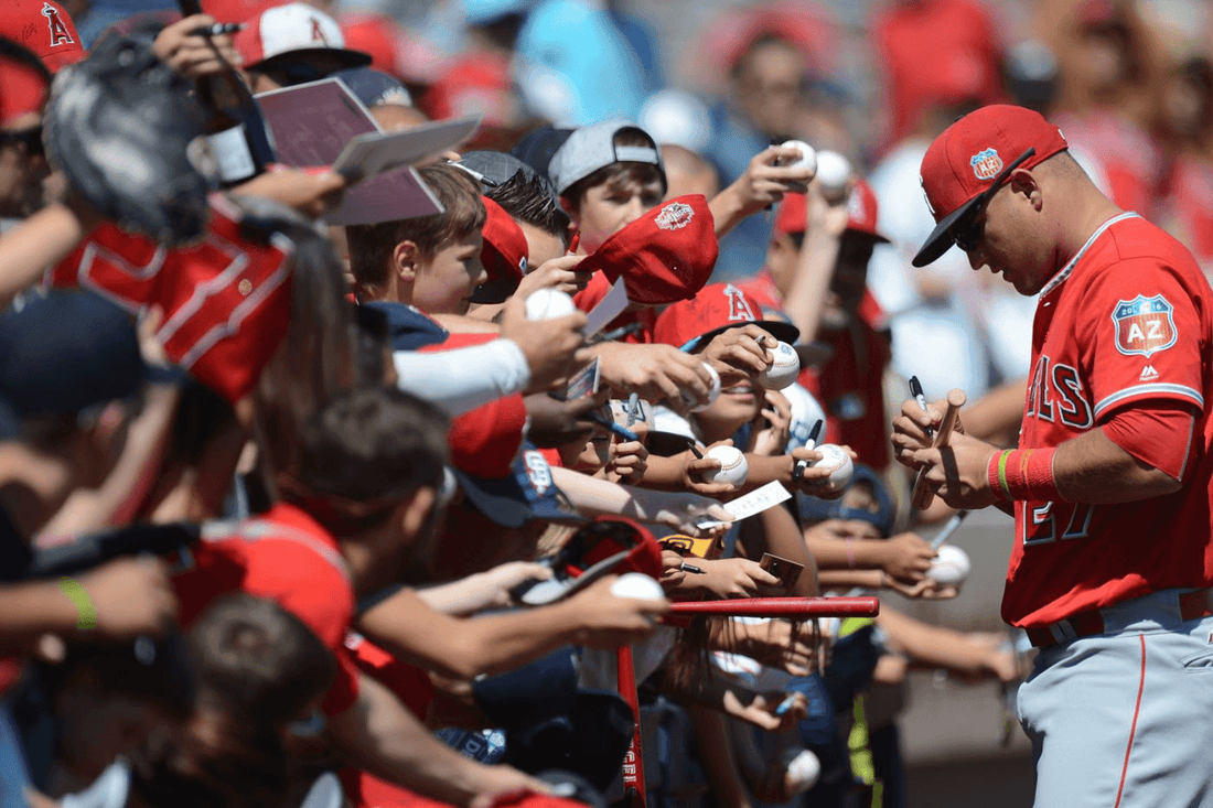 How to Get Autographs at a Baseball Game in 2024: A Step by Step Guide - Fan Arch