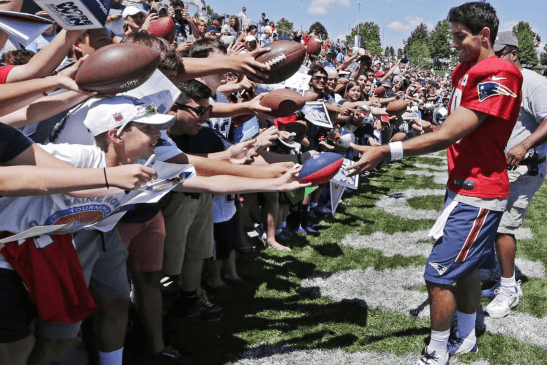 How to Get Autographs at a Football Game in 2024: A Step by Step Guide - Fan Arch