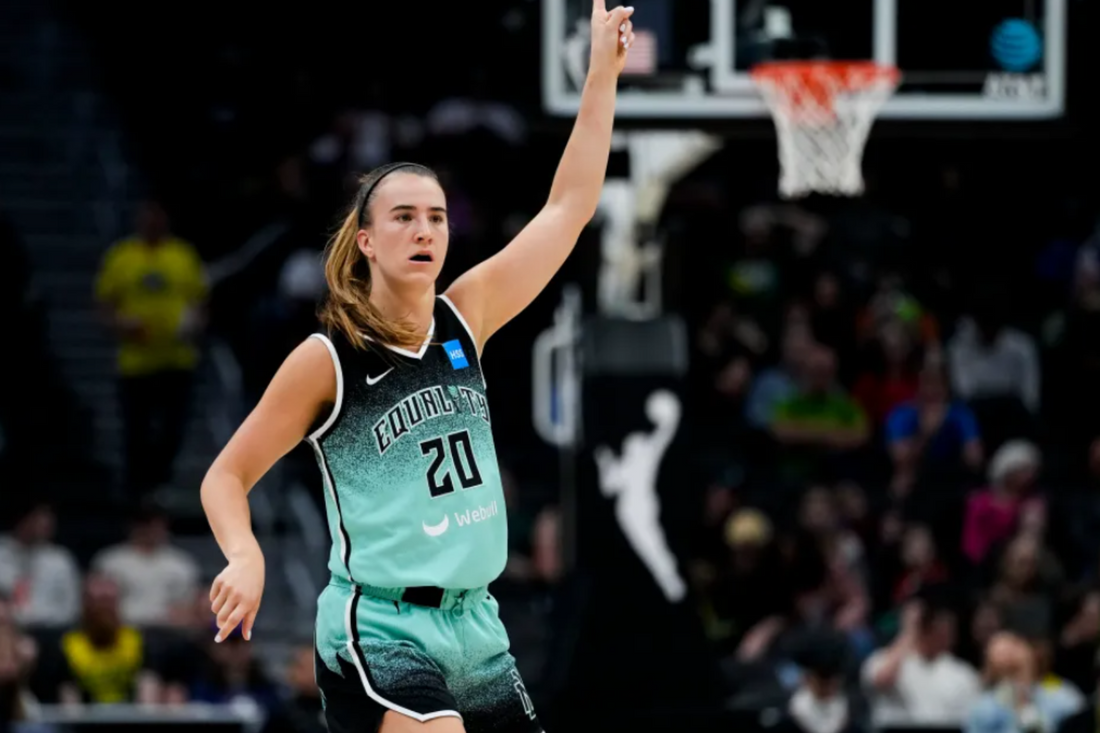 How many 3 pointers does Sabrina Ionescu average?