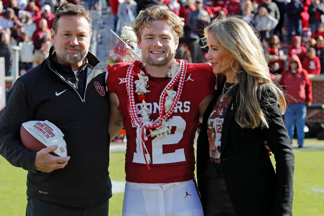 Is Drake Stoops related to Bob Stoops?