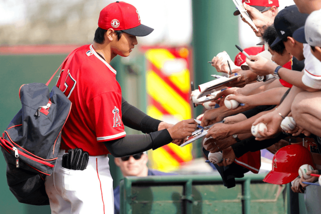 Is it possible to get autographs at a Baseball game? - Fan Arch