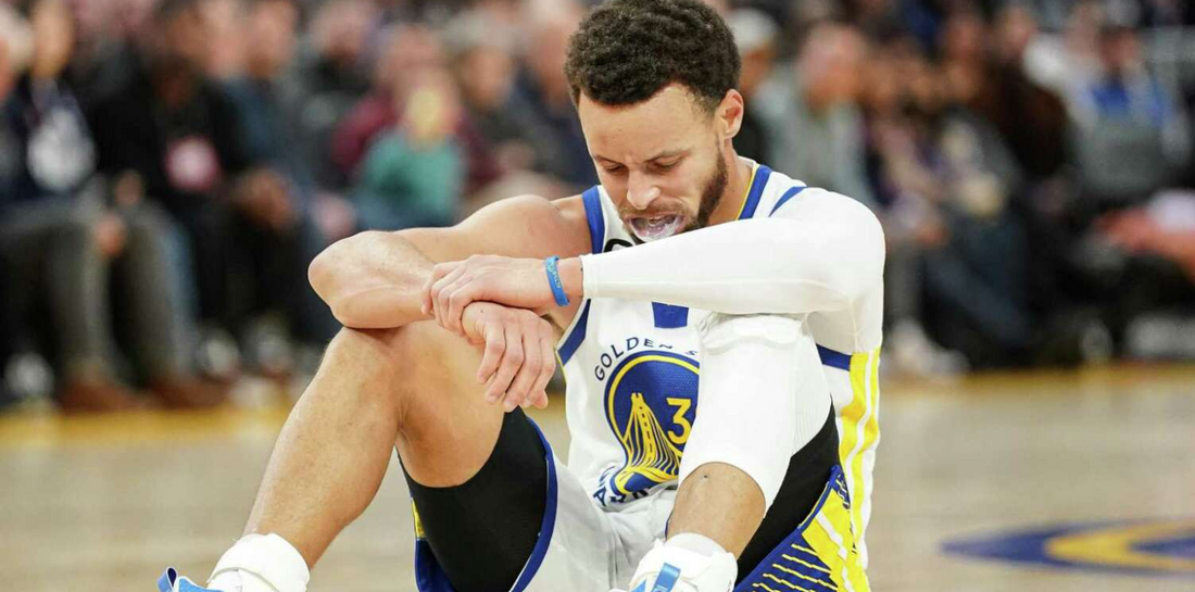 Steph Curry Exits Warriors-Kings Preseason Game After A Finger Injury