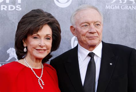 Is Cowboys owner Jerry Jones married?